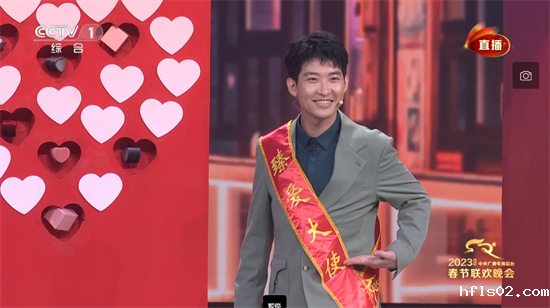 春晚天传人—188BET金宝搏安卓下载毕业生闫佩伦央视春晚演绎小品《对视50秒》